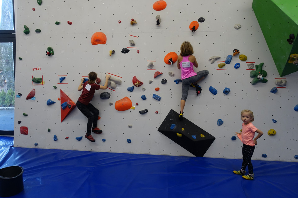 Kinder auf Boulderwand