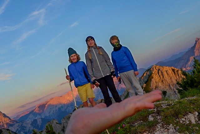 Kinder mit Ranger unterwegs im Nationalpark Gesäuse