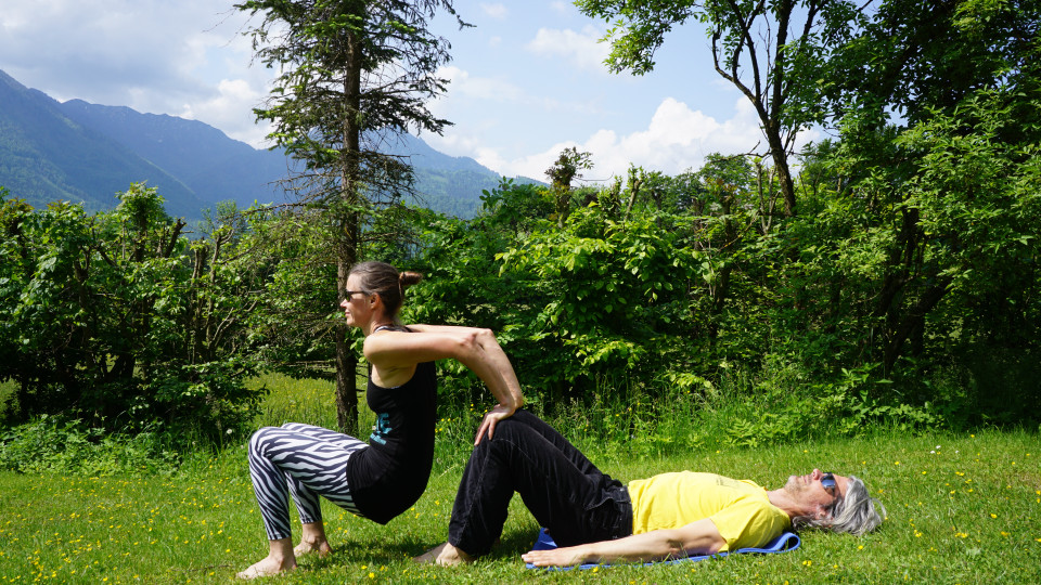 Die Person am Boden macht Situps.