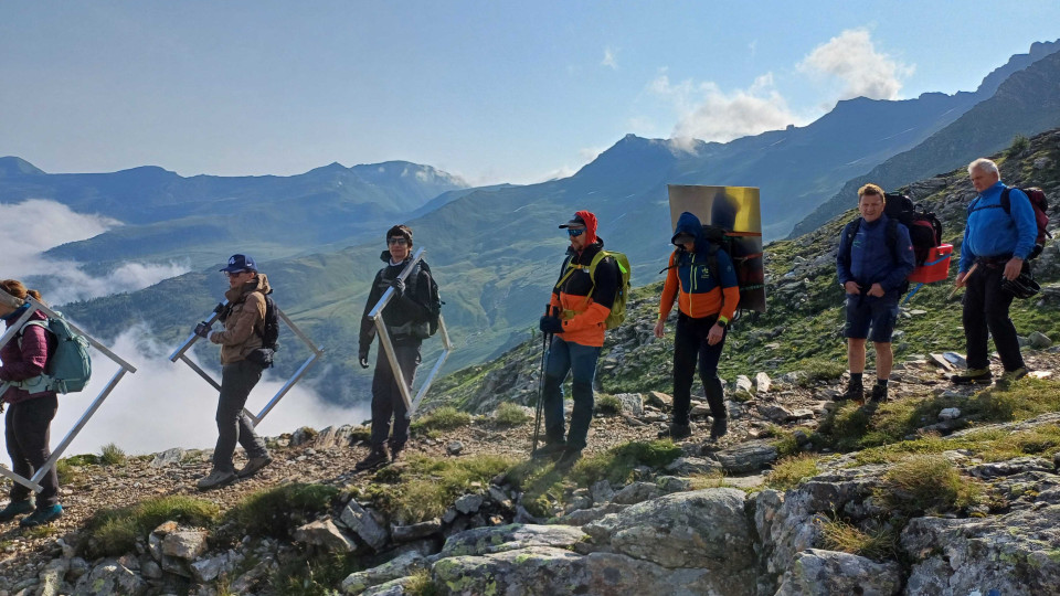 Gruppe wandert im hochalpinen Bereich