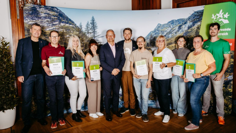 Gruppenfoto der ausgezeichneten Jugendreferent*innen mit Vertretern der Naturfreunde Österreich